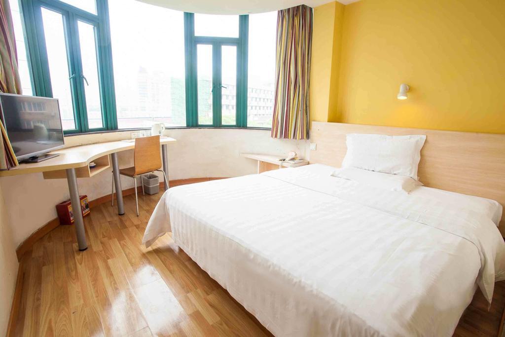 7Days Inn Changsha Jingwanzi International Furniture Square Чанша Номер фото